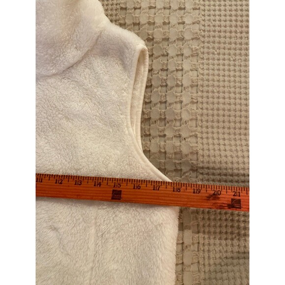 Croft and Barrow Fuzzy Vest Creamy White Furry Size Medium with Pockets Warm - Picture 10 of 11